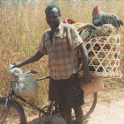 1-le-a-foto-15-fiets-vervoer-goederen-kippen-en-borstels.JPG
