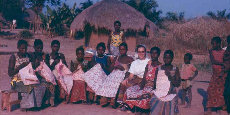 foto-10-mwalamuna-vrouwen-aan-het-naaien-met-zr-lucie.jpg