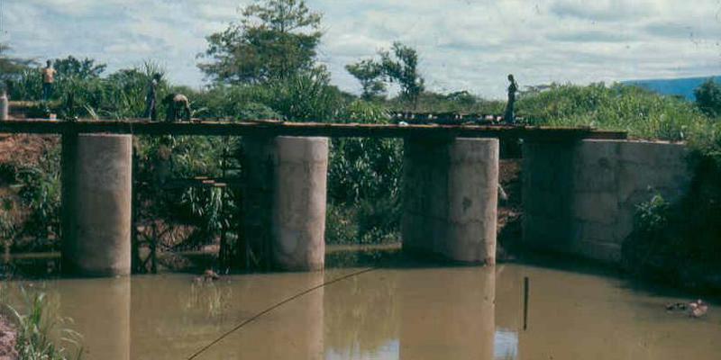 foto-12-mwalamuna-nieuwe-brug-gebouwd-door-spaanse-abbes.jpg