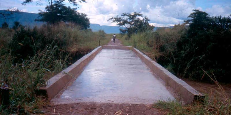 foto-13-mwalamuna-nieuwe-brug-gebouwd-door-spaanse-abbes.jpg